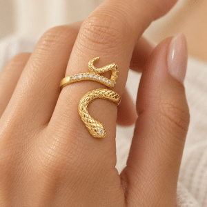 Bague réglable serpent zirconiums sertis plaqué or portée par une femme