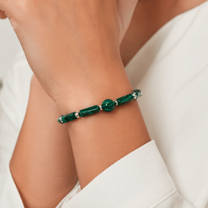 Bracelet Femme Malachite Naturelle & Acier porté par une femme