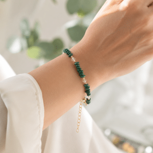 Bracelet Femme Malachite Naturelle & Perles de Verre porté par une femme