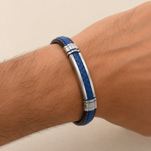 Bracelet Homme Acier 316L & Cuir Noir et Bleu porté par un homme