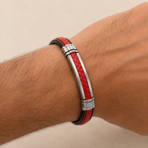 Bracelet Homme Acier 316L & Cuir Noir et Rouge porté par un homme