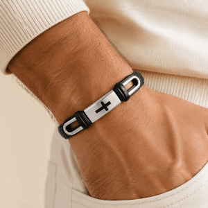 Bracelet Homme Acier & Cuir Croix Noire porté par un homme