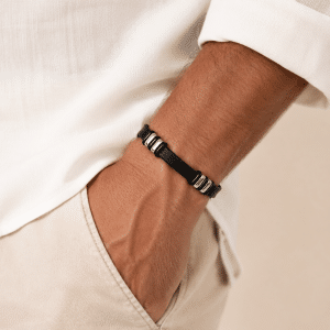 Bracelet Homme Cuir & Acier Inoxydable porté par un homme