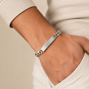 Bracelet Homme Gourmette Acier Inoxydable Argenté porté par un homme