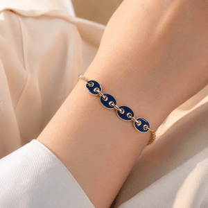 Bracelet Souple Grain de Café Bleu porté par une femme
