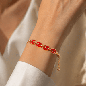 Bracelet Souple Grain de Café Rouge porté par une femme