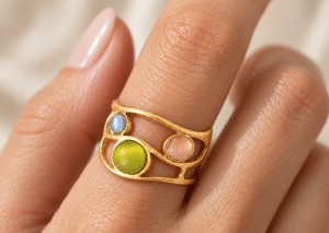 Bague Dorée En Acier Inoxydable Pierres Colorées portée par une femme