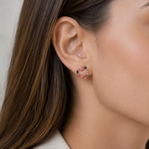 Boucles d’Oreilles Coeur Zirconiums Colorés portées par une femme