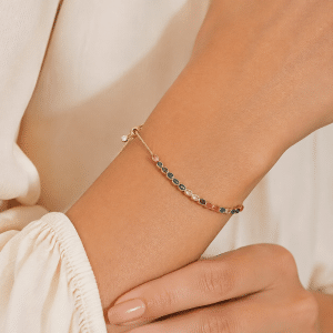 Bracelet Coulissant Femme Zirconiums Multicolores porté par une femme