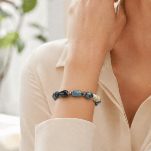 Bracelet Femme Acier Inoxydable & Agate Naturelle porté par une femme