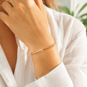 Bracelet Femme Réglable Manchette Jonc porté par une femme