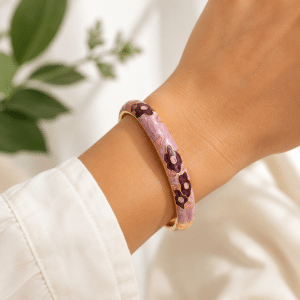 Bracelet Jonc Femme En Email Mauve porté par une femme