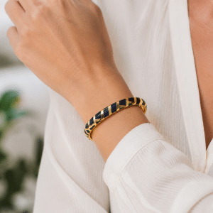 Bracelet Jonc Femme En Email Noir Bleuté porté par une femme