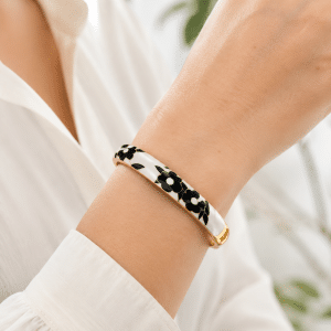 Bracelet Jonc Femme en Email porté par une femme
