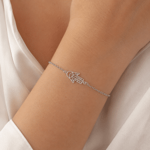 Bracelet Main de Fatma Acier Argenté porté par une femme