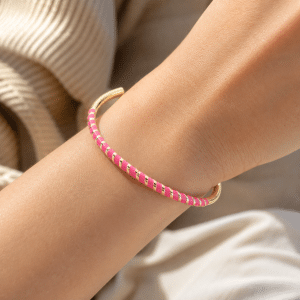 Bracelet Manchette Email Rose zirconiums porté par une femme