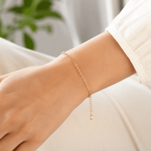Bracelet Souple Maille Forçat porté par une femme