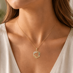Collier Femme Pendentif Dauphins porté par une femme