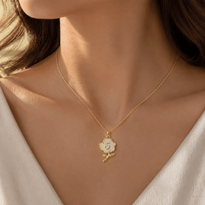 Collier Femme Pendentif Fleur porté par un femme