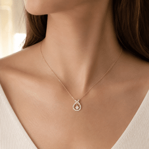 Collier Femme Pendentif Noeud Diamant CZ porté par une femme