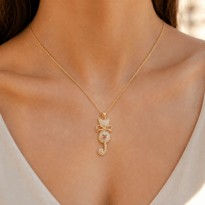 Collier Pendentif Chat Coeur Rose Diamant CZ porté par une femme