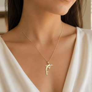 Collier Pendentif Dauphin Zirconiums Sertis porté par une femme