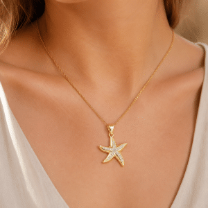 Collier Pendentif Étoile de Mer Zirconiums Sertis porté par une femme