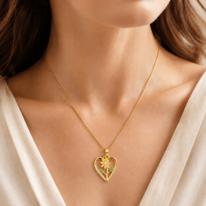 Collier Pendentif Fleur Coeur Orné de Zirconiums porté par une femme