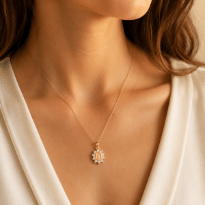 Collier Pendentif Vierge Zircons porté par une femme
