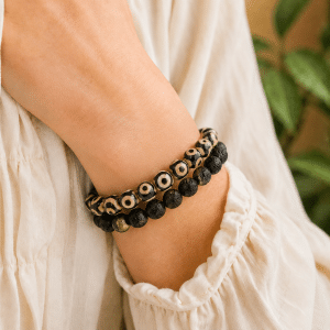 Ensemble de Bracelets Homme & Femme – Pierres Naturelles Lave & Agate porté par une femme
