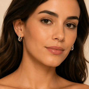 Boucles d’Oreilles Créoles Symbole Infini portées par une femme