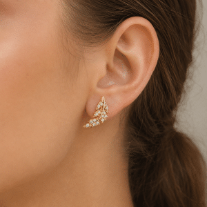 Boucles d’Oreilles Feuille Serties de Zirconiums portées par une femme