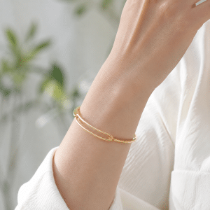 Bracelet Jonc Plaqué Or porté par une femme