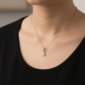 Collier Pendentif Pomme Sertie de Zirconiums