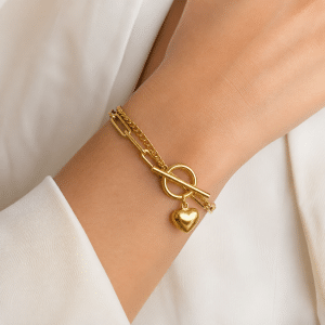Bracelet Acier Doré Double Chaîne Breloque Coeur porté par une femme