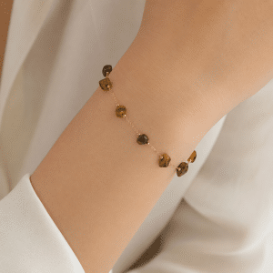 Bracelet Acier Inoxydable Pierres Naturelles Oeil de Tigre porté par une femme
