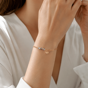 Bracelet Breloque Coeur et Pierres Naturelles Améthyste porté par une femme