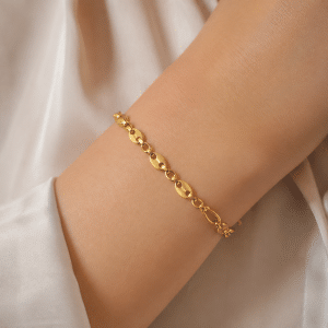Bracelet Chaîne Gourmette Et Grain de Café porté par une femme