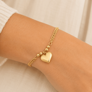 Bracelet Double Chaîne Breloque Coeur porté par une femme