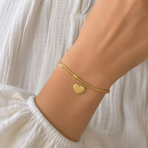 Bracelet Double Chaîne Breloque Coeur Love You porté par une femme