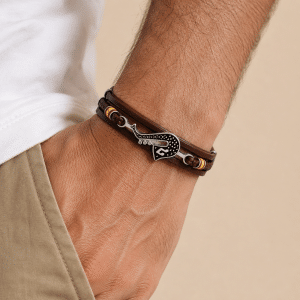 Bracelet Homme en Cuir Tressé Motif Trombone porté par un homme