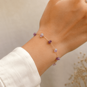 Bracelet en Acier Inoxydable Pierres Naturelles Améthyste porté par une femme