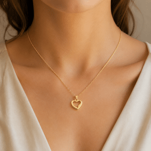 Collier Coeur Ajouré Acier inoxydable 316L porté par une femme