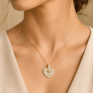 Collier Pendentif Coeur Serti de Zirconiums Blancs porté par une femme