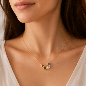 Collier Pendentif à Quatre Coeurs porté par une femme