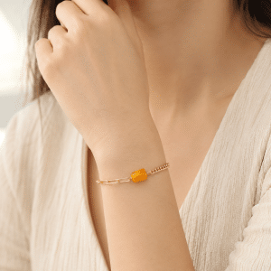 Bracelet Pierre Naturelle d’Ambre porté par une femme