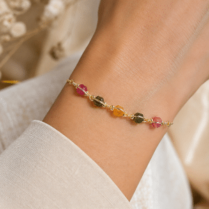 Bracelet Réglable Pierres Naturelles de Tourmaline porté par une femme