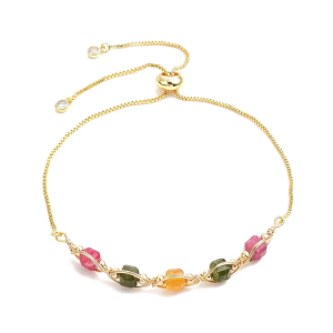 Un bracelet doré à l’or fin orné de véritables pierres naturelles de tourmaline. Élégant, coloré et entièrement réglable.
