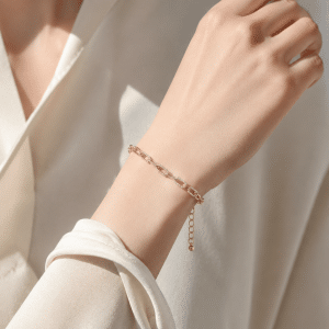 Bracelet Chaîne Trombone Serti de Zirconiums porté par une femme