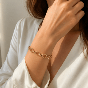 Bracelet Gros Maillons Plaqué Or porté par une femme